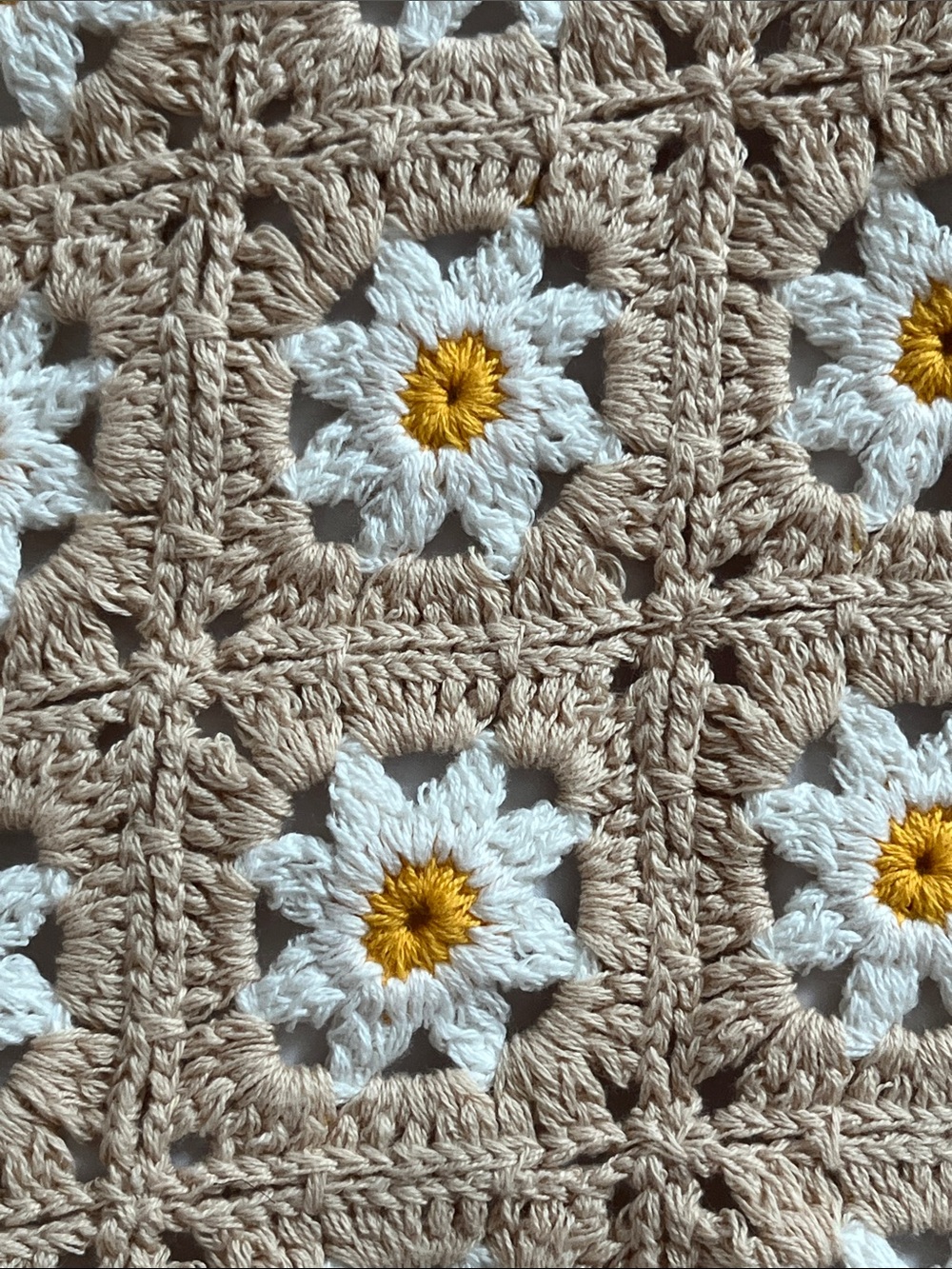 Crochet looking daisy cutout beige triangle hair bandana nwot - Picture 2 of 4